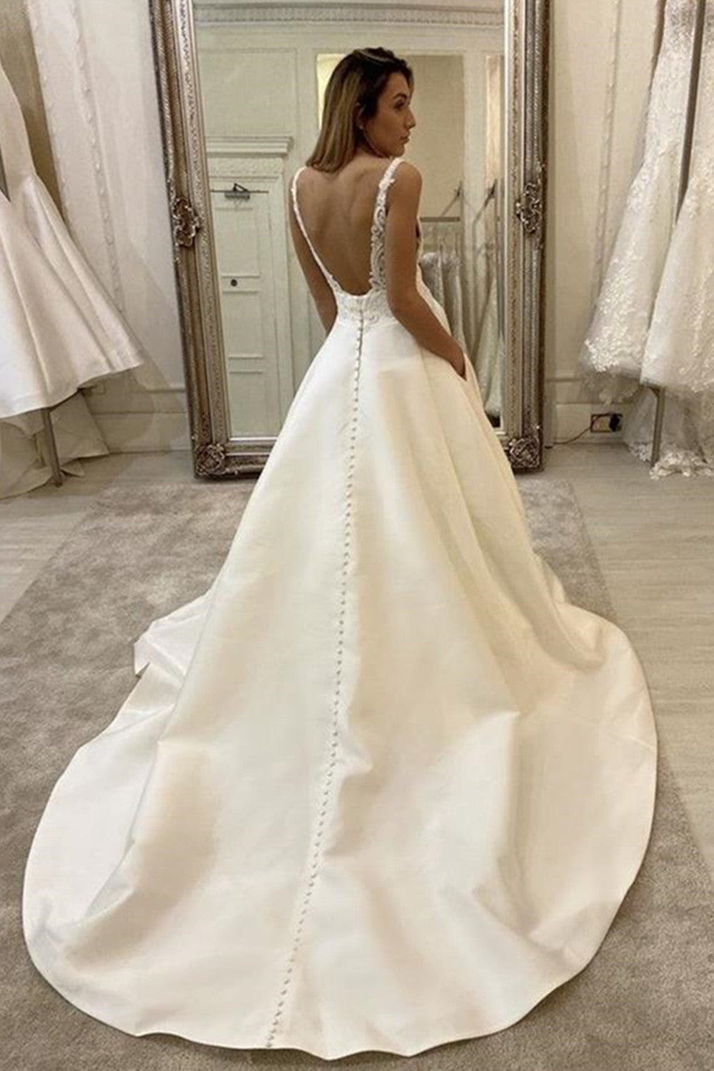 Robe de mariée longue en ligne A, col en V, bretelles fines, dos nu avec poches