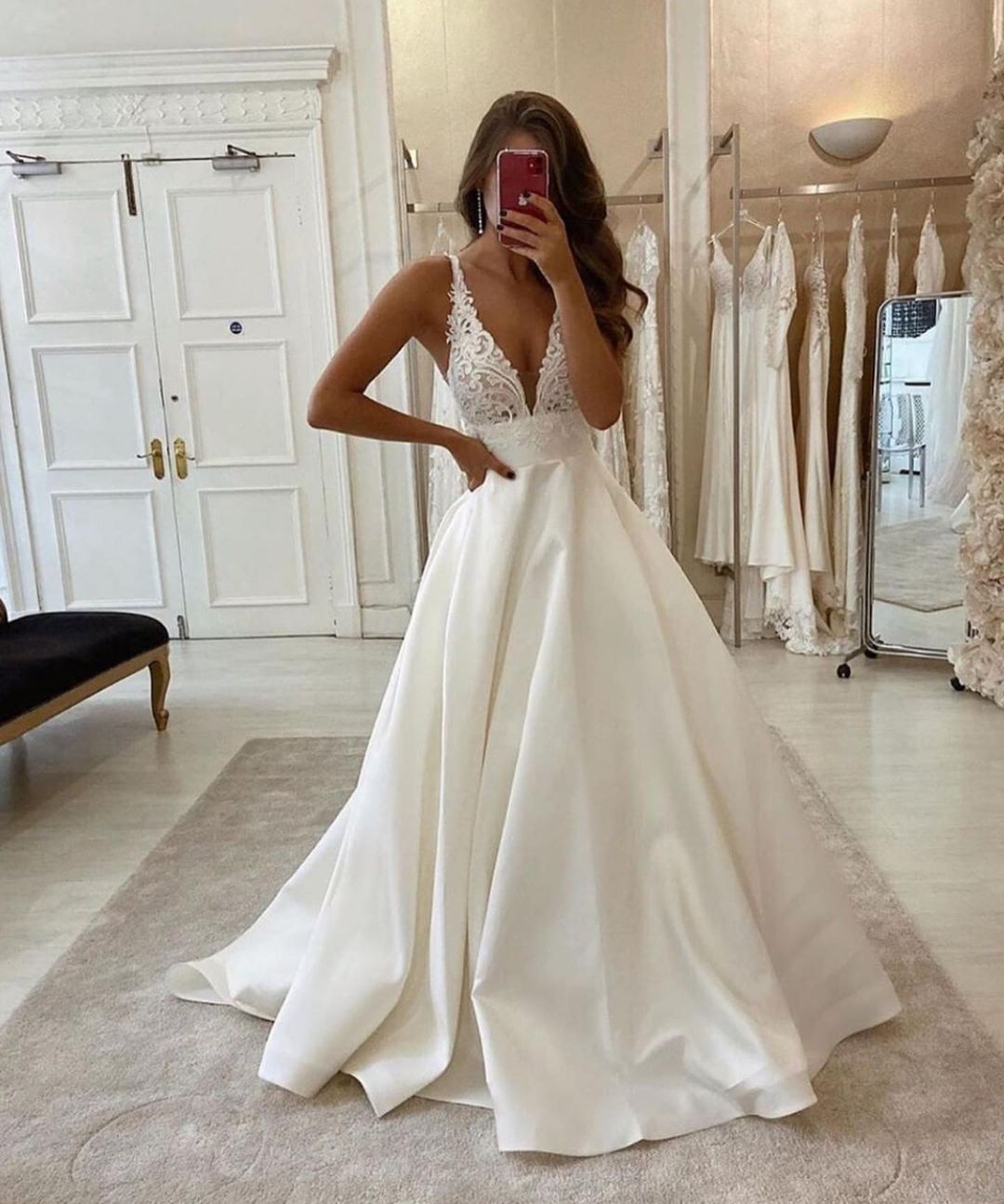 Langes rückenfreies Brautkleid in A-Linie mit V-Ausschnitt, Spaghettiträgern und Taschen