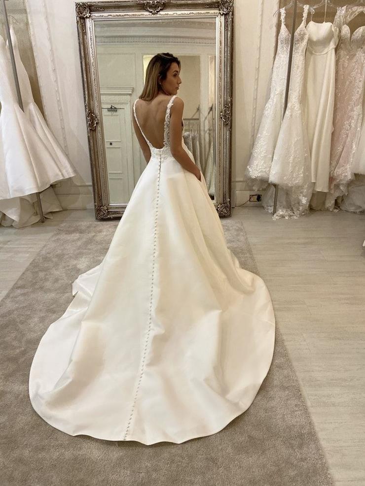 Robe de mariée longue en ligne A, col en V, bretelles fines, dos nu avec poches
