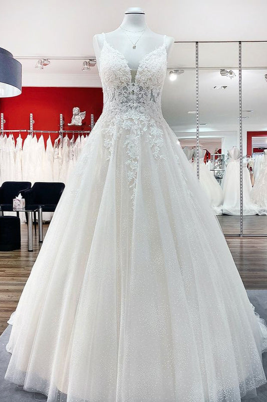 Langes rückenfreies Brautkleid in A-Linie mit V-Ausschnitt und Spaghettiträgern aus Tüllspitze