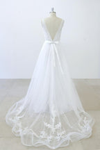 Robe de mariée longue en ligne A, col en V, décolleté cœur, volants appliqués, dos en tulle sans dos