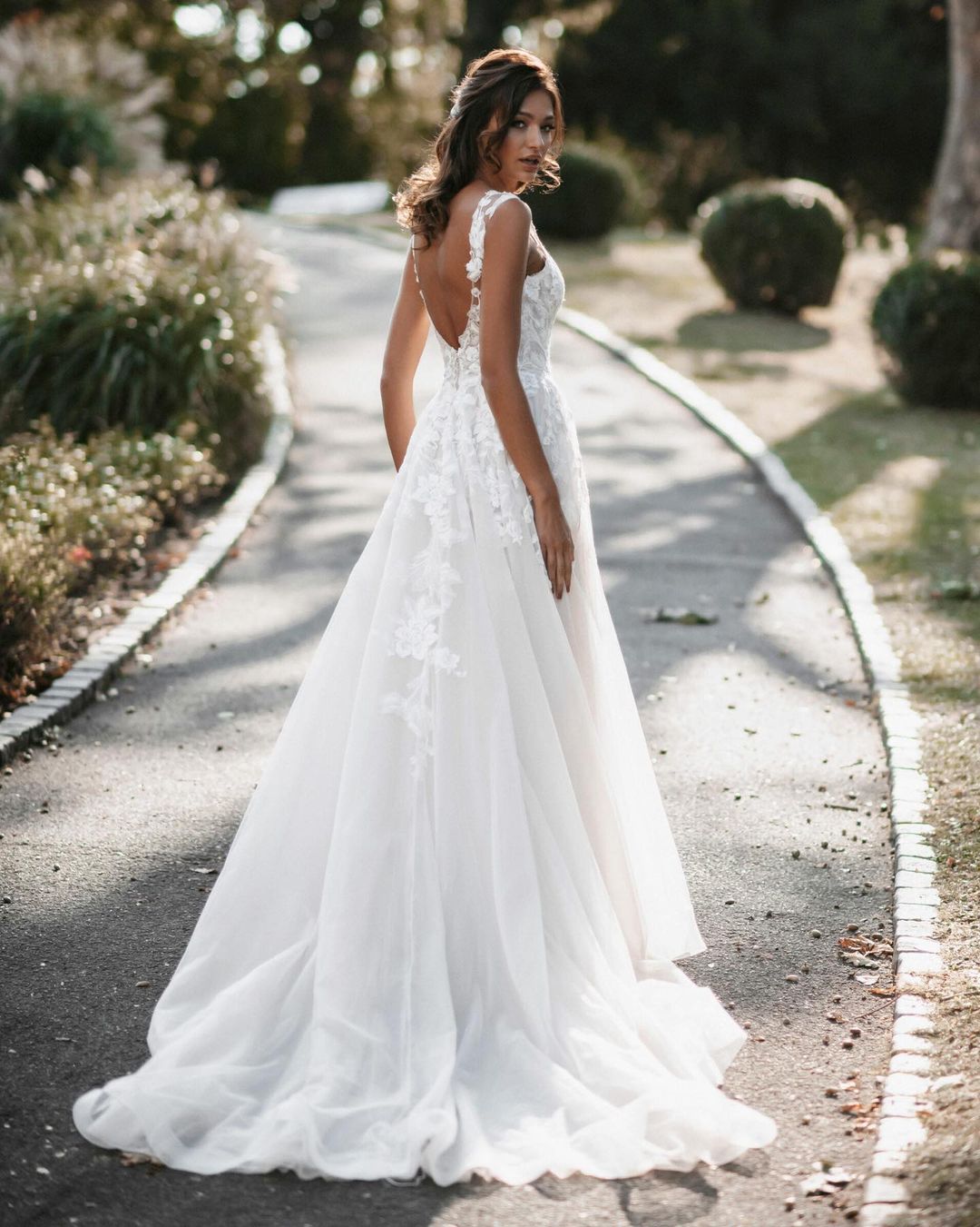 Robe de mariée longue en tulle, dos nu, en dentelle, coupe évasée et col en V