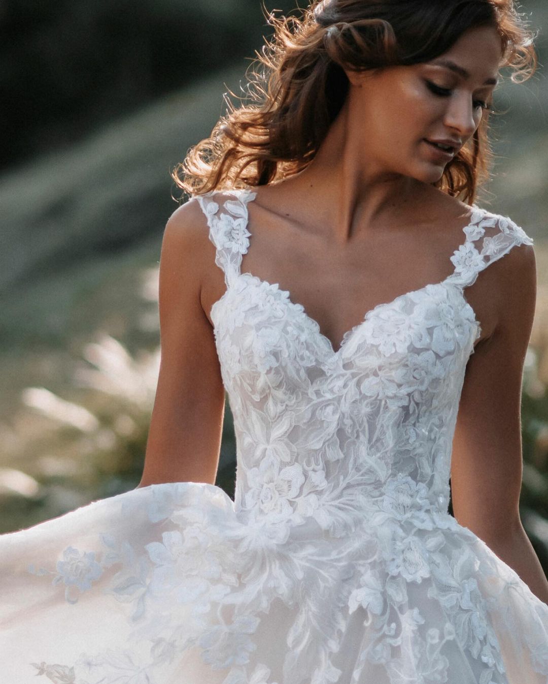Robe de mariée longue en tulle, dos nu, en dentelle, coupe évasée et col en V
