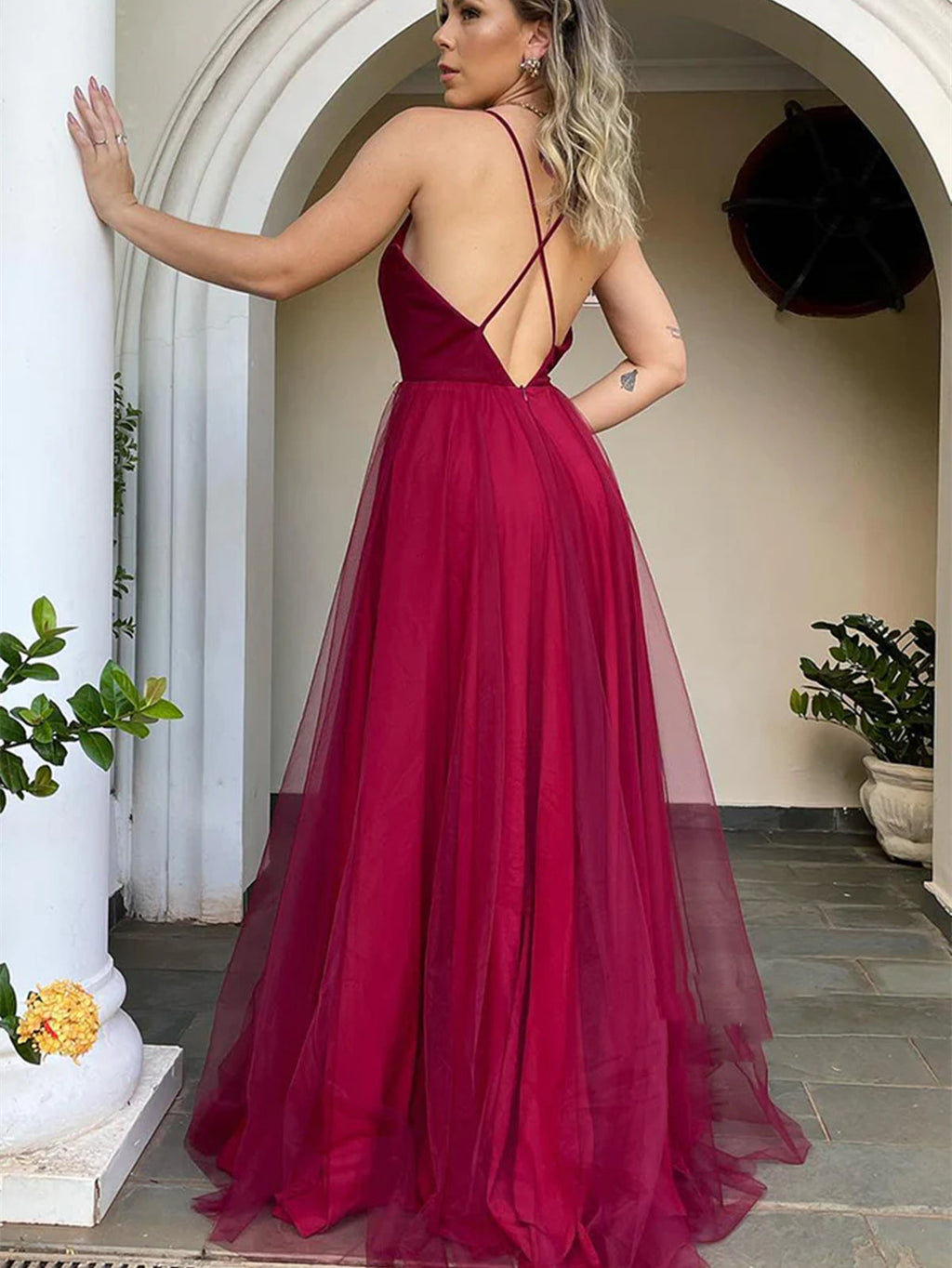 Vestido longo de baile em tule, decote em V, corte evasê, costas descobertas, bordô, vestidos formais de noite