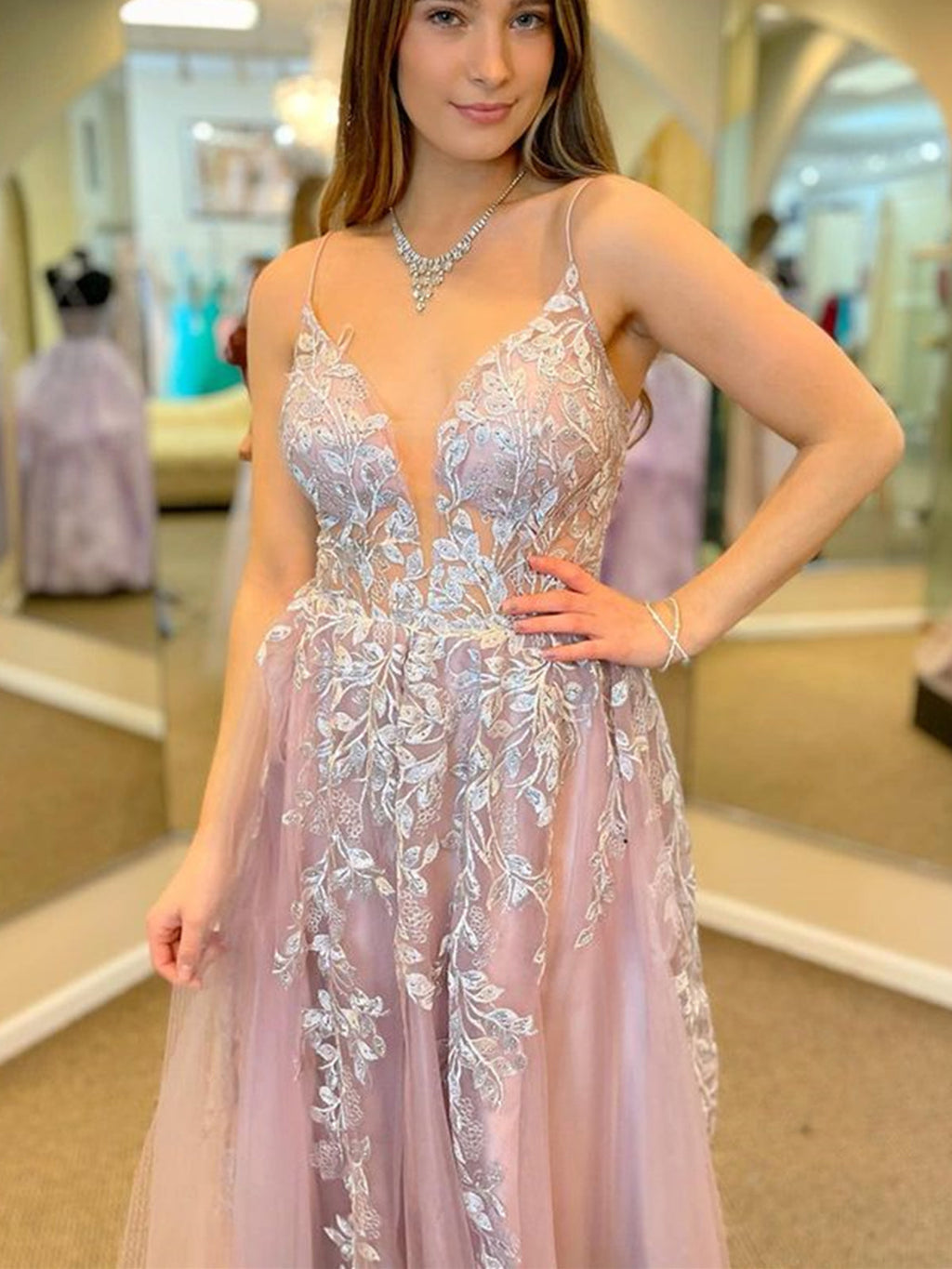 Abito lungo formale a linea ad A con scollo a V, spacco frontale in tulle e applicazioni di pizzo