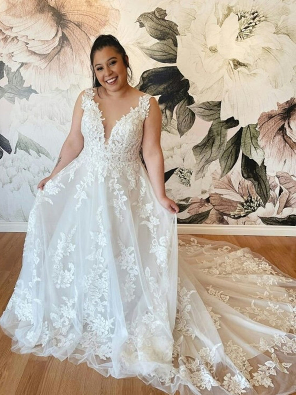 Robe de mariée blanche longue en tulle avec jupe évasée, col en V, dentelle et dos ouvert