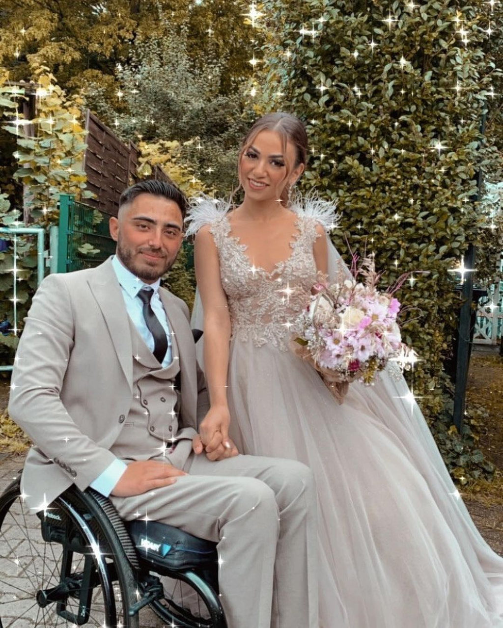 Robe de mariée longue en tulle avec jupe évasée, col en V, dentelle et cape douce en tulle à fourrure