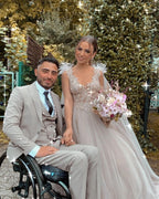 Robe de mariée longue en tulle avec jupe évasée, col en V, dentelle et cape douce en tulle à fourrure