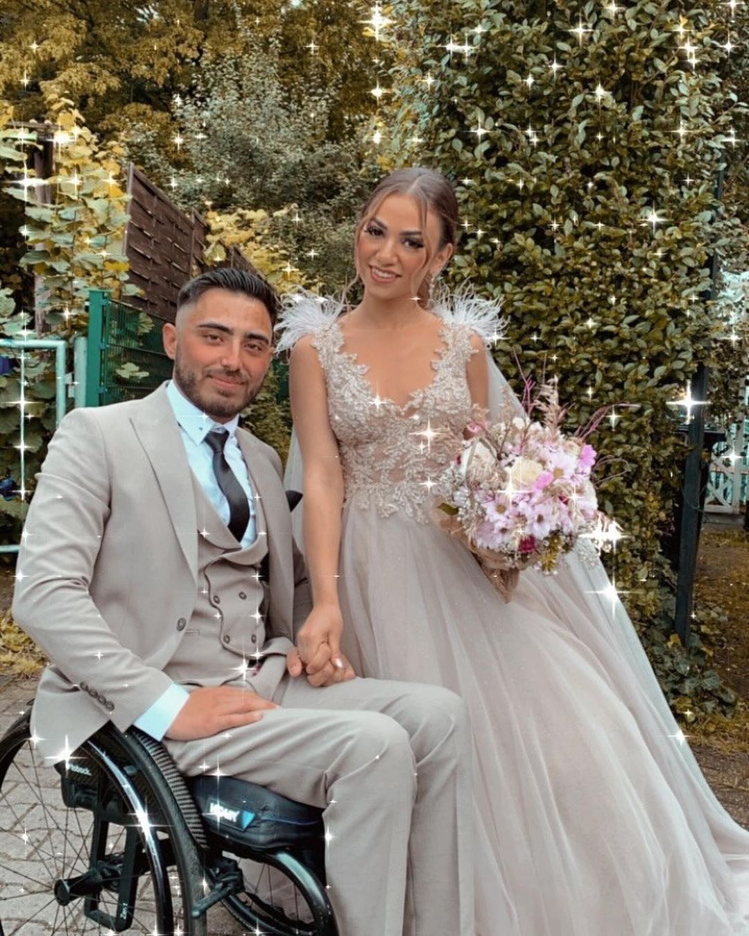 Robe de mariée longue en tulle avec jupe évasée, col en V, dentelle et cape douce en tulle à fourrure