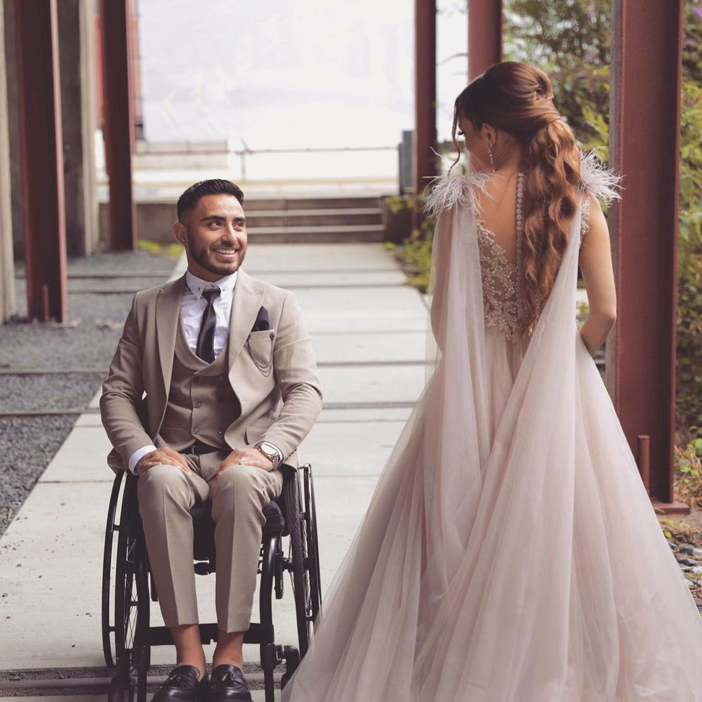 Robe de mariée longue en tulle avec jupe évasée, col en V, dentelle et cape douce en tulle à fourrure