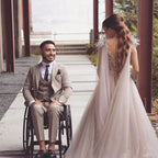 Robe de mariée longue en tulle avec jupe évasée, col en V, dentelle et cape douce en tulle à fourrure