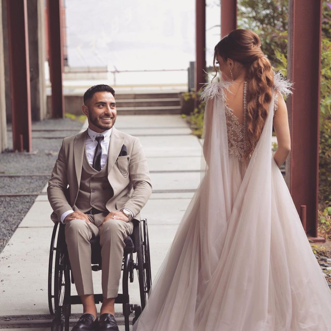 Robe de mariée longue en tulle avec jupe évasée, col en V, dentelle et cape douce en tulle à fourrure