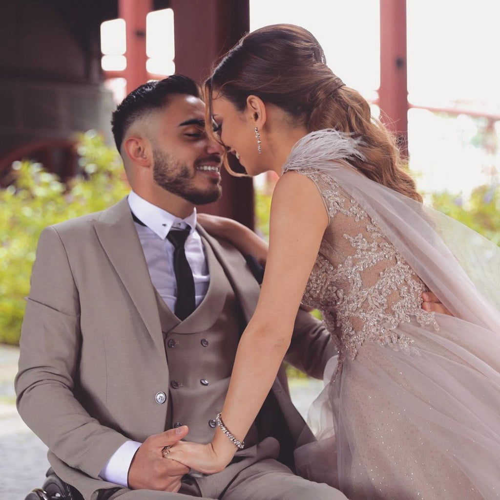 Robe de mariée longue en tulle avec jupe évasée, col en V, dentelle et cape douce en tulle à fourrure