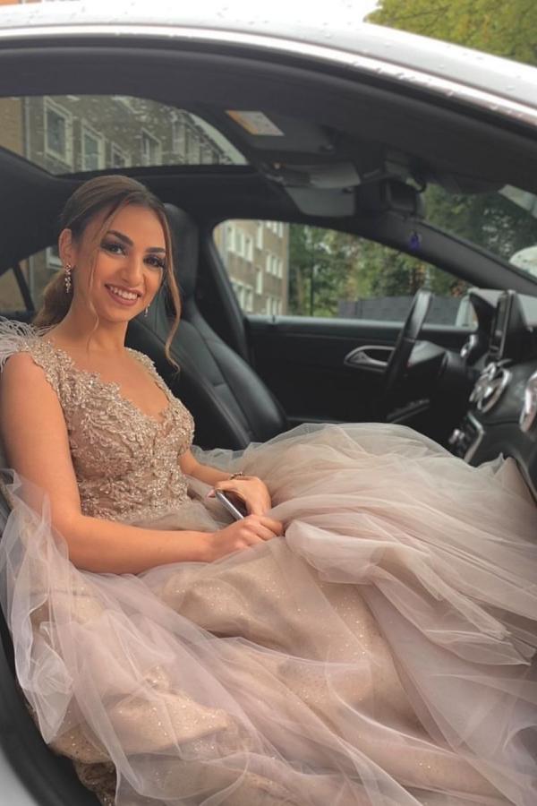 Robe de mariée longue en tulle avec jupe évasée, col en V, dentelle et cape douce en tulle à fourrure