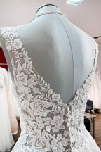 فساتين زفاف بيضاء بطيات من الدانتيل والتول برقبة على شكل حرف V وخط A طويل