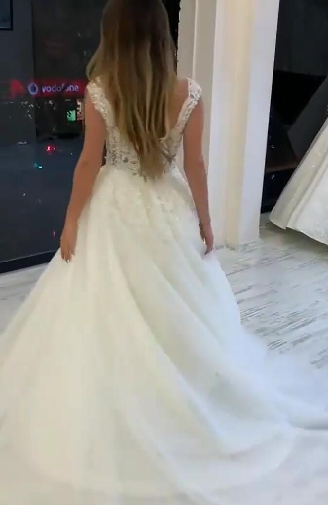 Robe de mariée longue en ligne A, col en V, larges bretelles, appliques en dentelle, perles, tulle