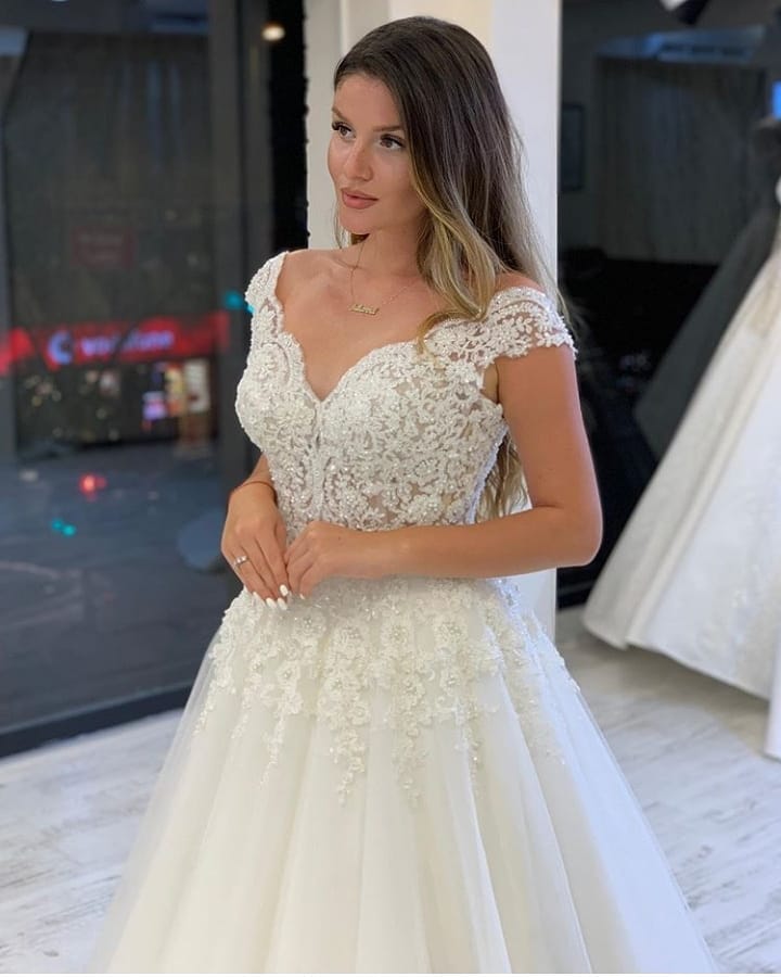 Robe de mariée longue en ligne A, col en V, larges bretelles, appliques en dentelle, perles, tulle