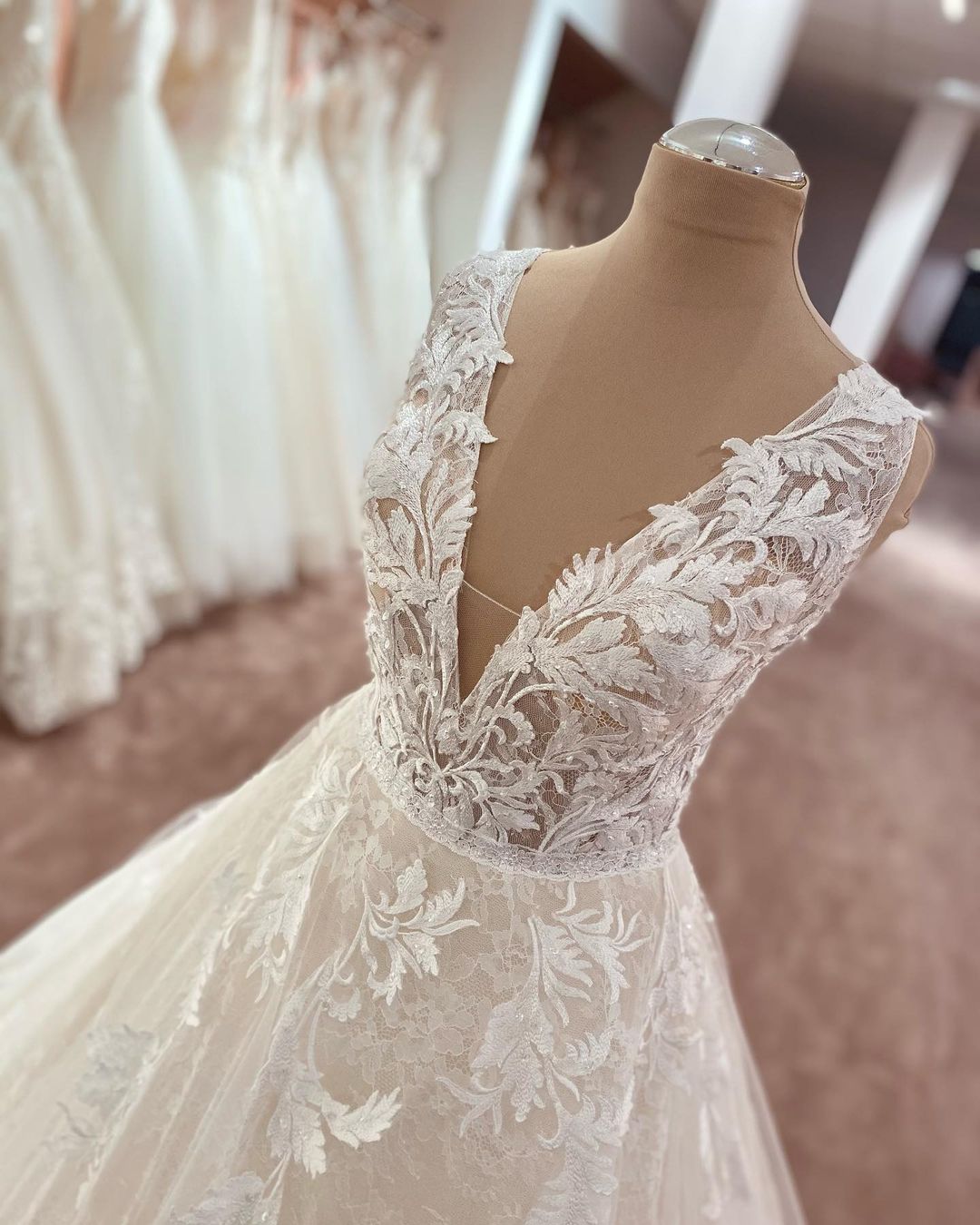 Robe de mariée longue en ligne A, col en V, larges bretelles, appliques en dentelle et tulle