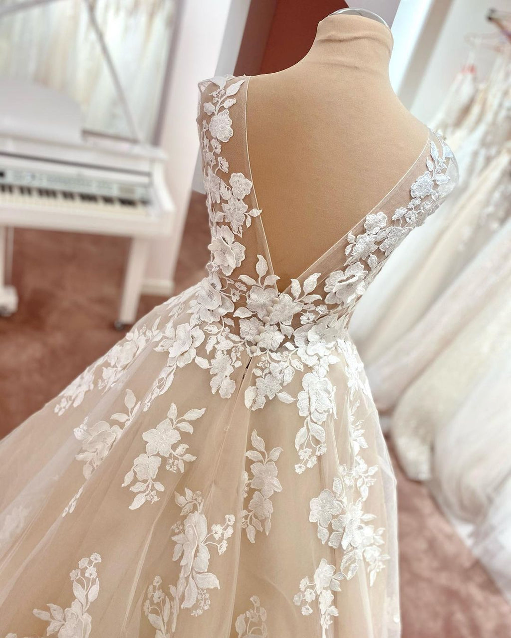 Robe de mariée longue en ligne A, col en V, larges bretelles, dos nu, appliques en dentelle et tulle