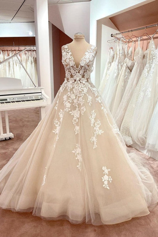 Langes A-Linien-Brautkleid mit V-Ausschnitt, breiten Trägern, rückenfreiem Schnitt, Applikationen, Spitze und Tüll