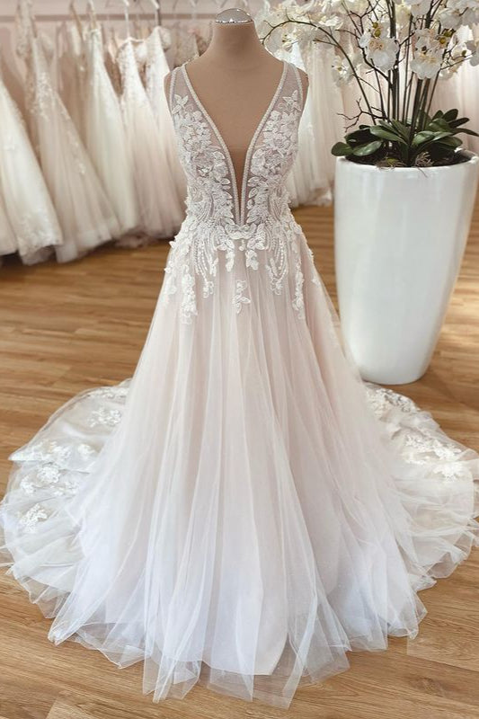 Langes A-Linien-Brautkleid mit breiten Trägern und floraler Spitze aus Tüll