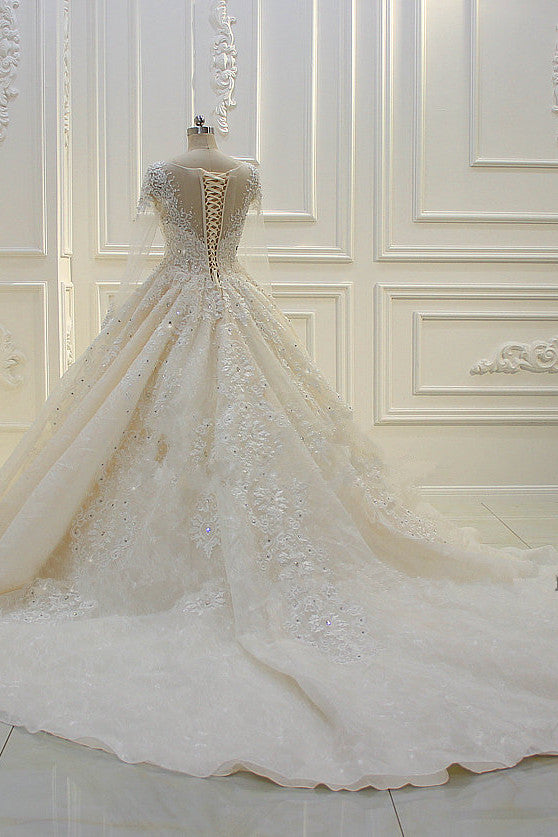 Langes Ballkleid mit Perlenbesatz, Bateau-Ausschnitt, Applikationen, Spitze und Ärmeln