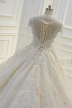 Langes Ballkleid mit Perlenbesatz, Bateau-Ausschnitt, Applikationen, Spitze und Ärmeln