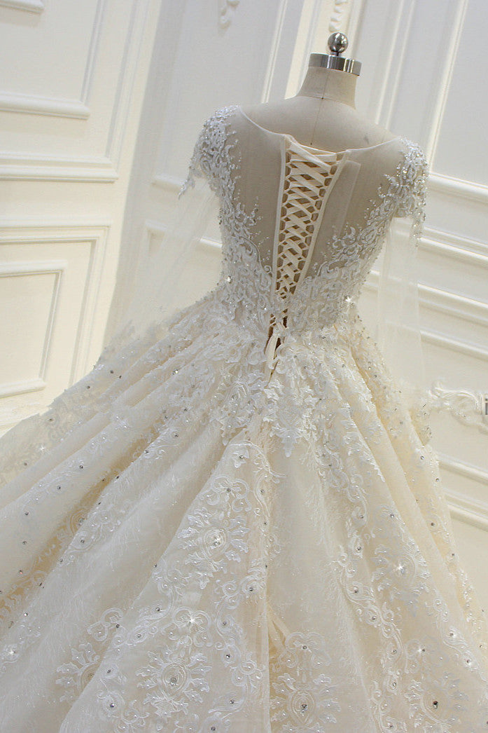 Langes Ballkleid mit Perlenbesatz, Bateau-Ausschnitt, Applikationen, Spitze und Ärmeln