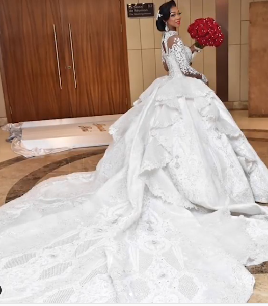 Langes Ballkleid, hoher Ausschnitt, funkelnde Applikationen, Satin-Brautkleid mit Ärmeln