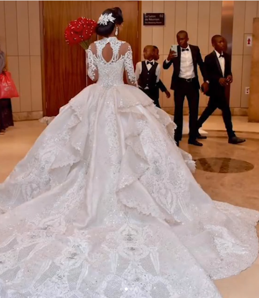 Langes Ballkleid, hoher Ausschnitt, funkelnde Applikationen, Satin-Brautkleid mit Ärmeln