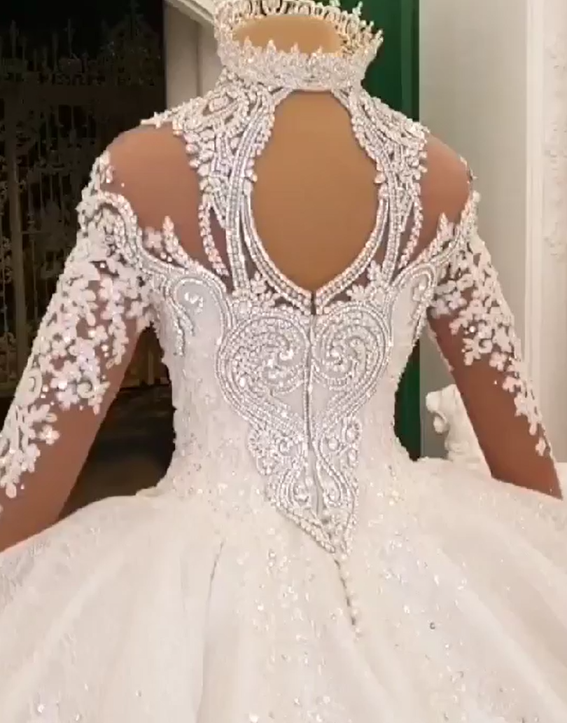Langes Ballkleid, hoher Ausschnitt, funkelnde Applikationen, Satin-Brautkleid mit Ärmeln