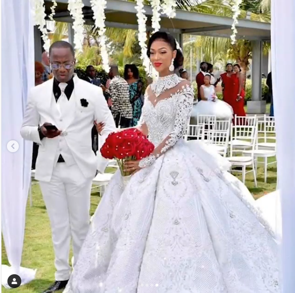 Langes Ballkleid, hoher Ausschnitt, funkelnde Applikationen, Satin-Brautkleid mit Ärmeln