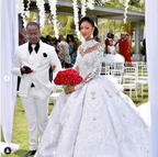 Langes Ballkleid, hoher Ausschnitt, funkelnde Applikationen, Satin-Brautkleid mit Ärmeln