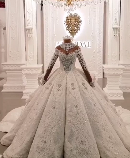 Vestido de novia largo de satén con cuello alto y apliques brillantes y mangas
