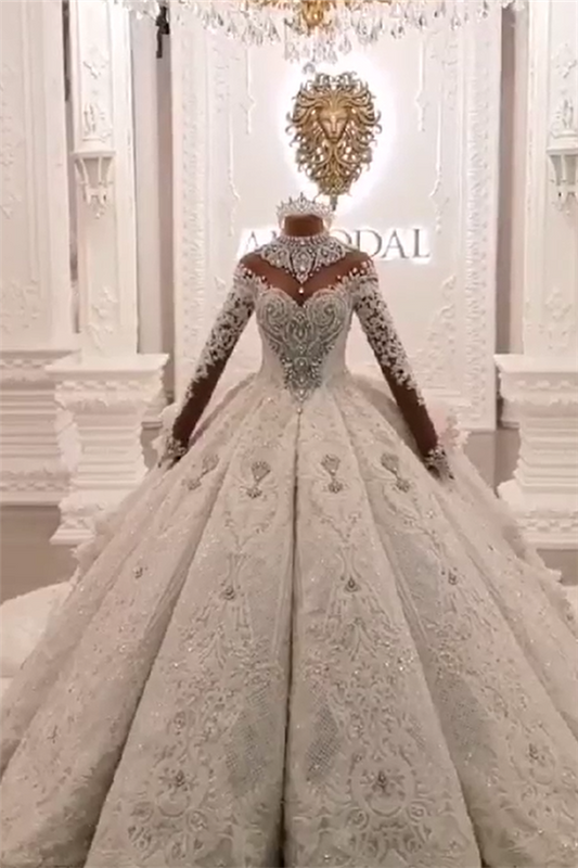 Langes Ballkleid, hoher Ausschnitt, funkelnde Applikationen, Satin-Brautkleid mit Ärmeln