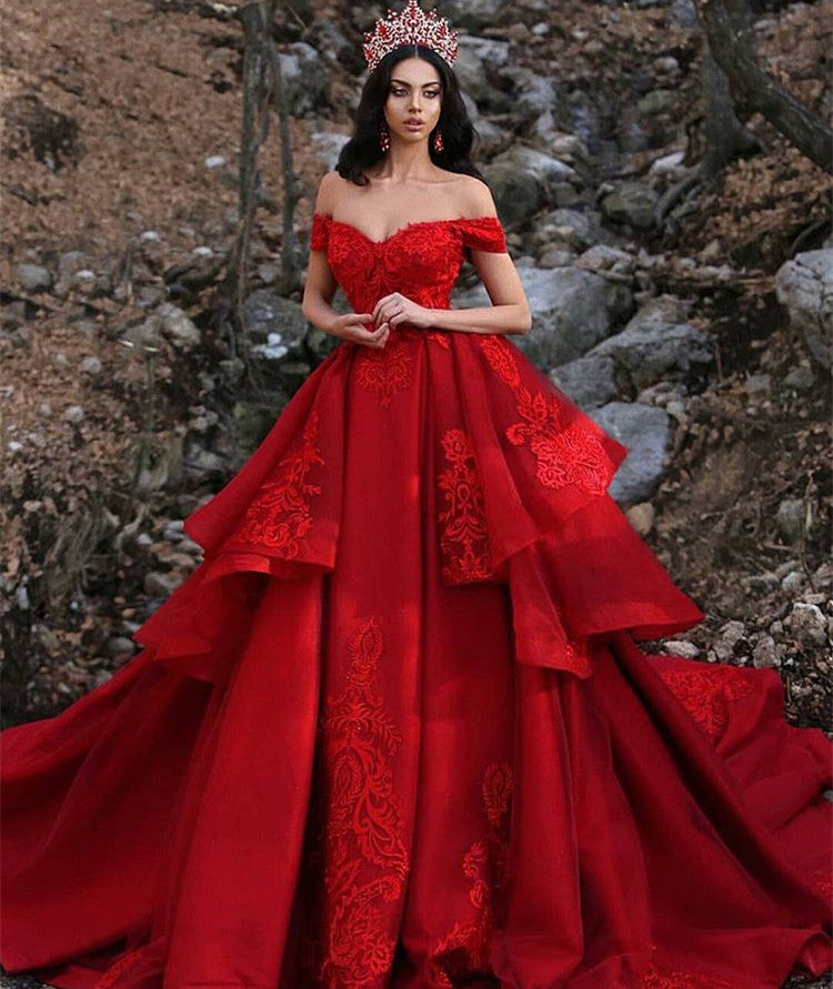 Vestido de fiesta largo de satén con hombros descubiertos y encaje rojo