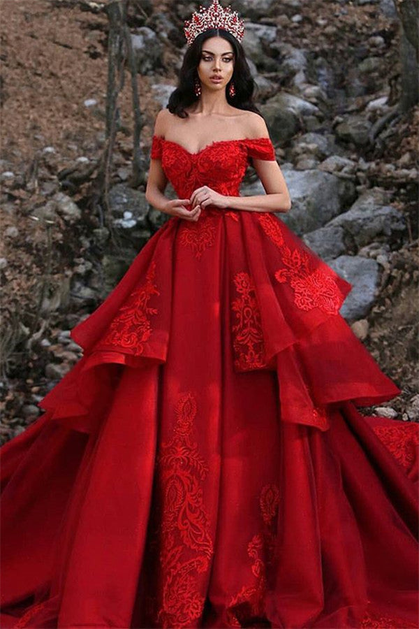 Vestido de fiesta largo de satén con hombros descubiertos y encaje rojo