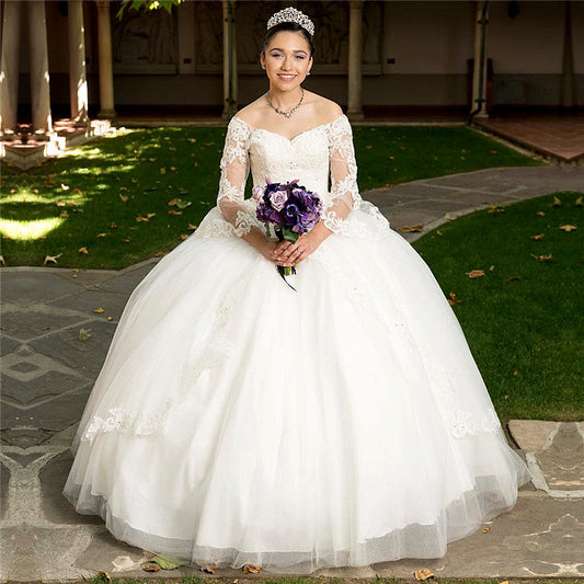 Vestido de quinceañera blanco de tul con hombros descubiertos y mangas largas