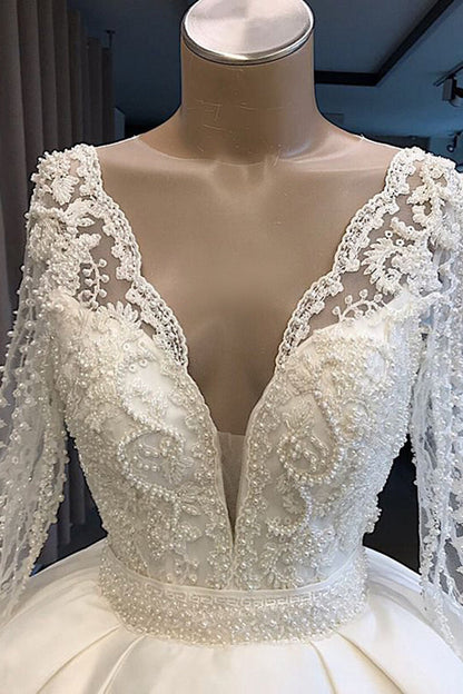 Langes Ballkleid aus Satin mit V-Ausschnitt und Ärmeln