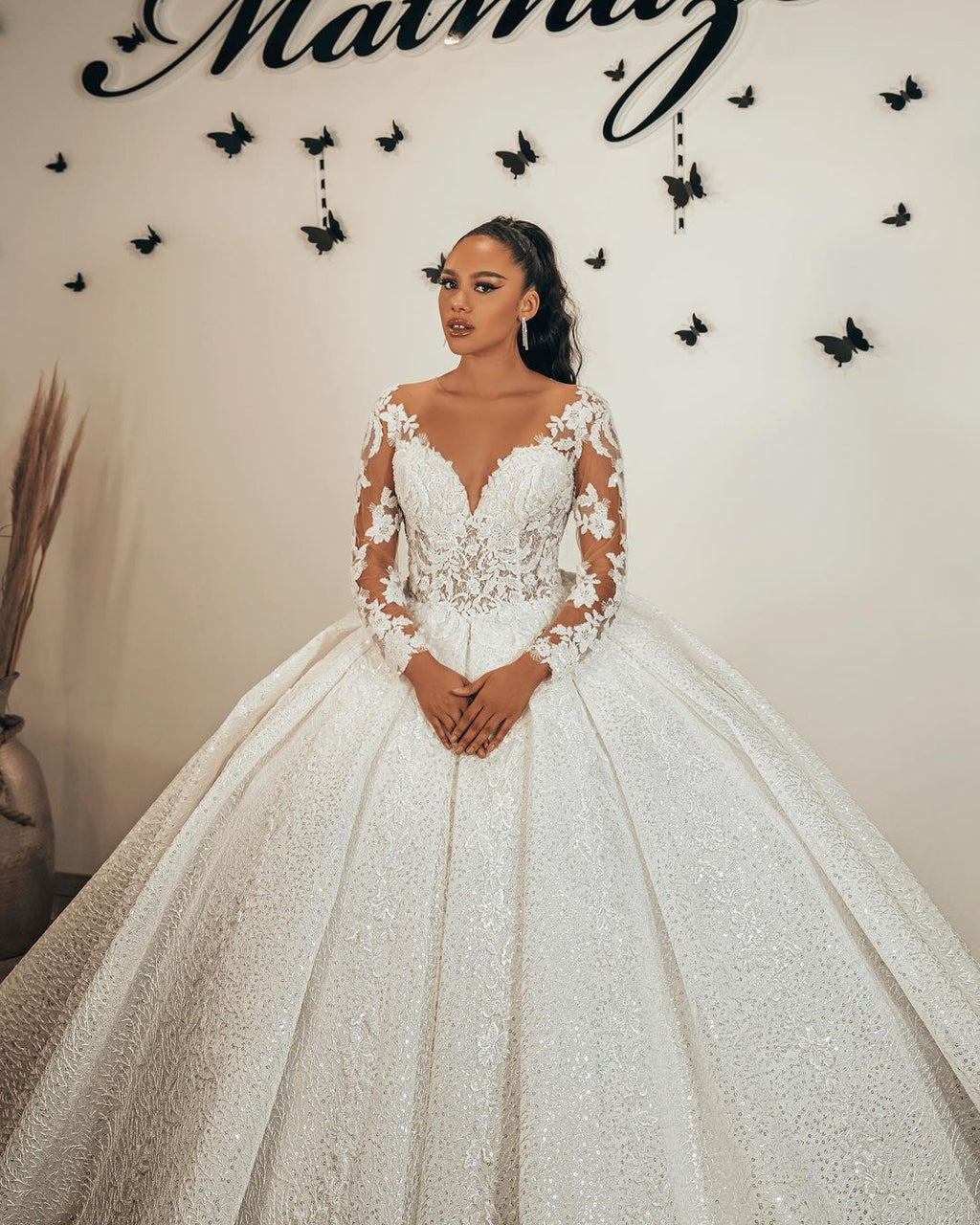 Langes Ballkleid mit Herzausschnitt, Applikationen, Spitze, Pailletten und Rüschen, Brautkleid mit Ärmeln