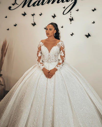 Langes Ballkleid mit Herzausschnitt, Applikationen, Spitze, Pailletten und Rüschen, Brautkleid mit Ärmeln