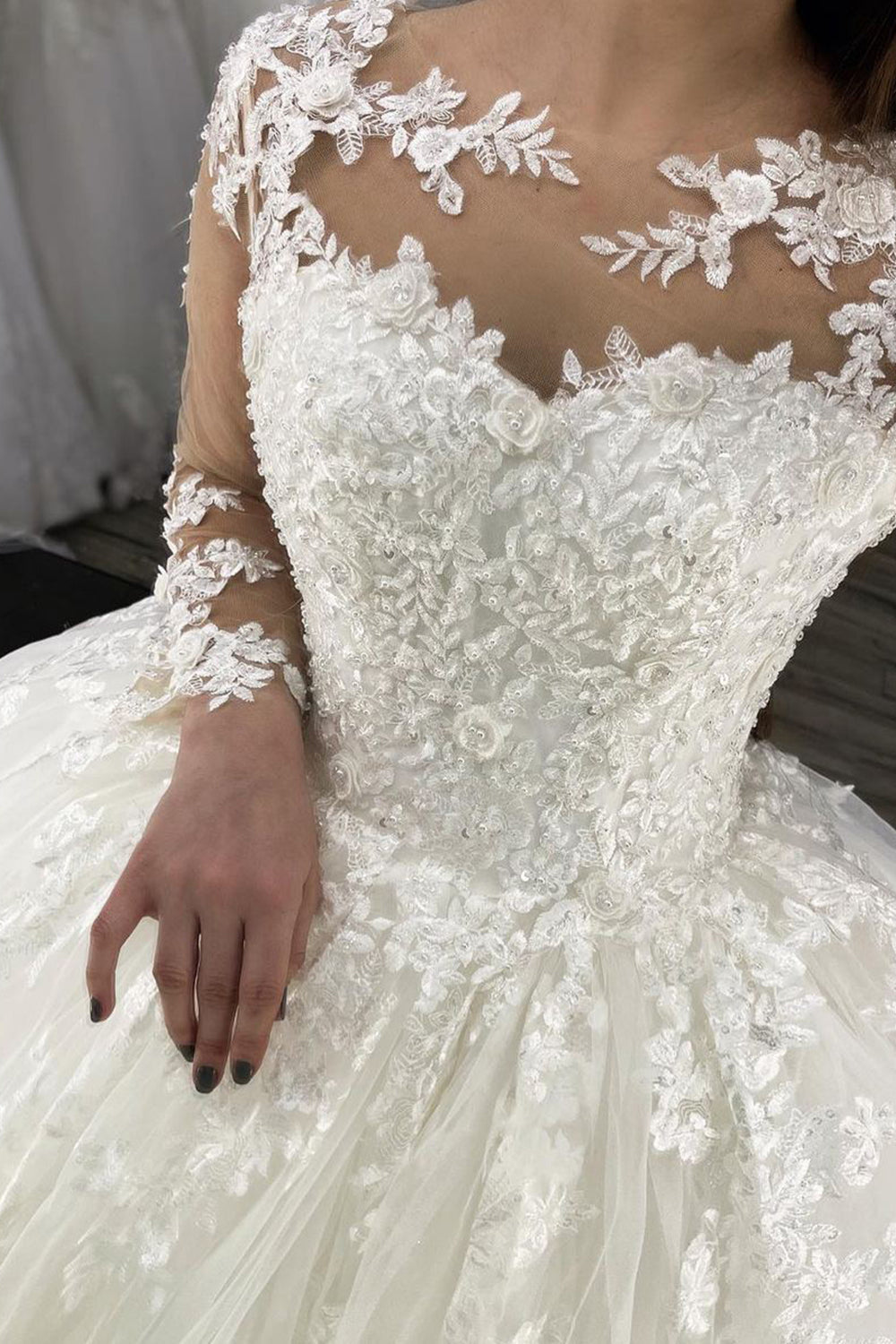 Robe de mariée longue en tulle avec appliques en dentelle, décolleté cœur et manches
