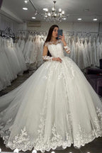 Robe de mariée longue en tulle avec appliques en dentelle, décolleté cœur et manches