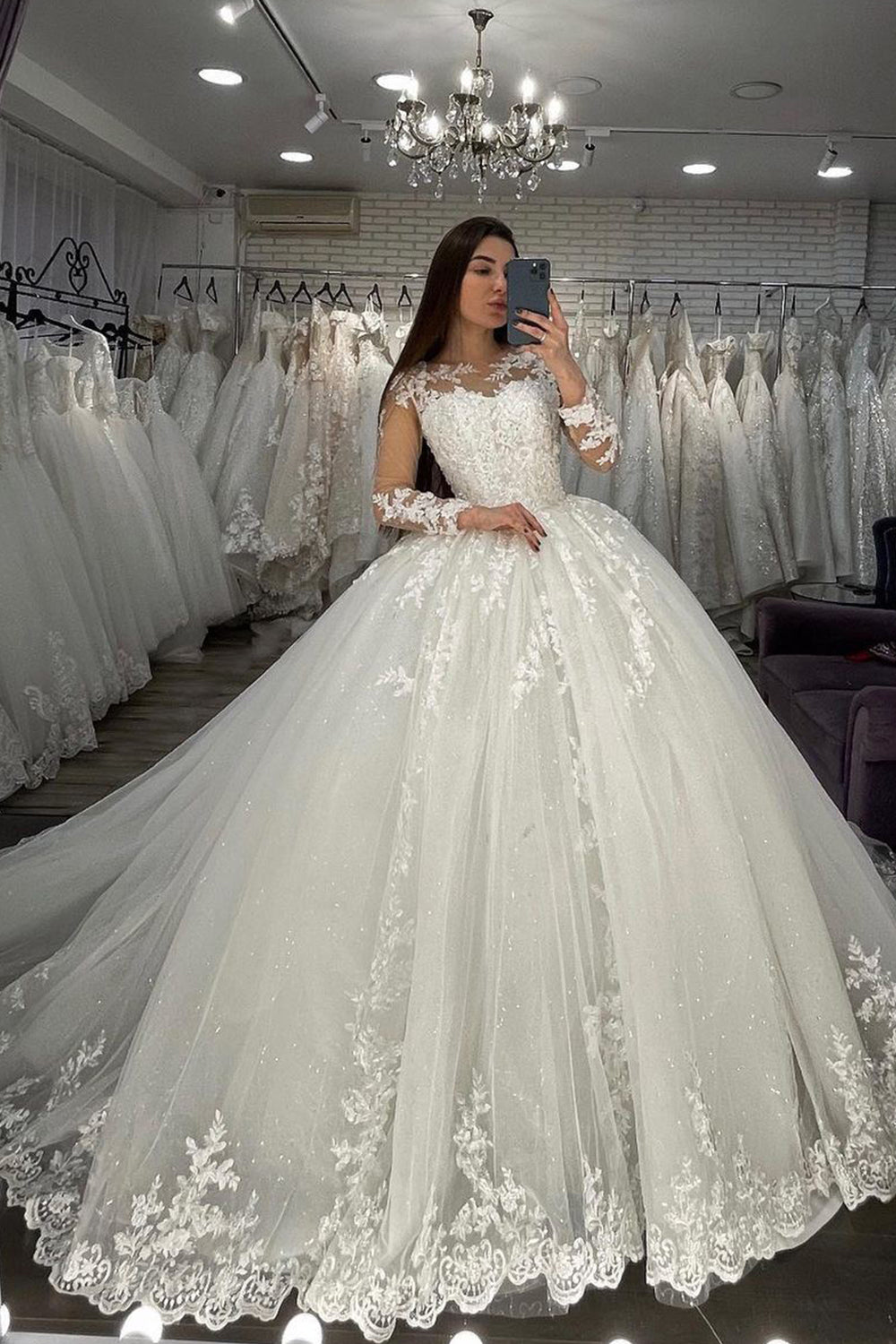Abito da sposa lungo a palloncino con scollo a cuore, applicazioni in pizzo e tulle, con maniche