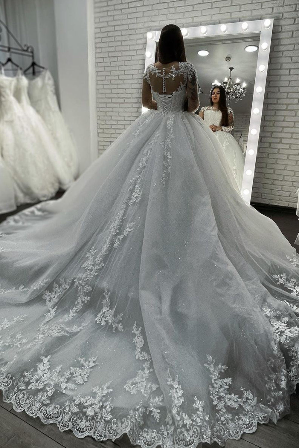 Robe de mariée longue en tulle avec appliques en dentelle, décolleté cœur et manches
