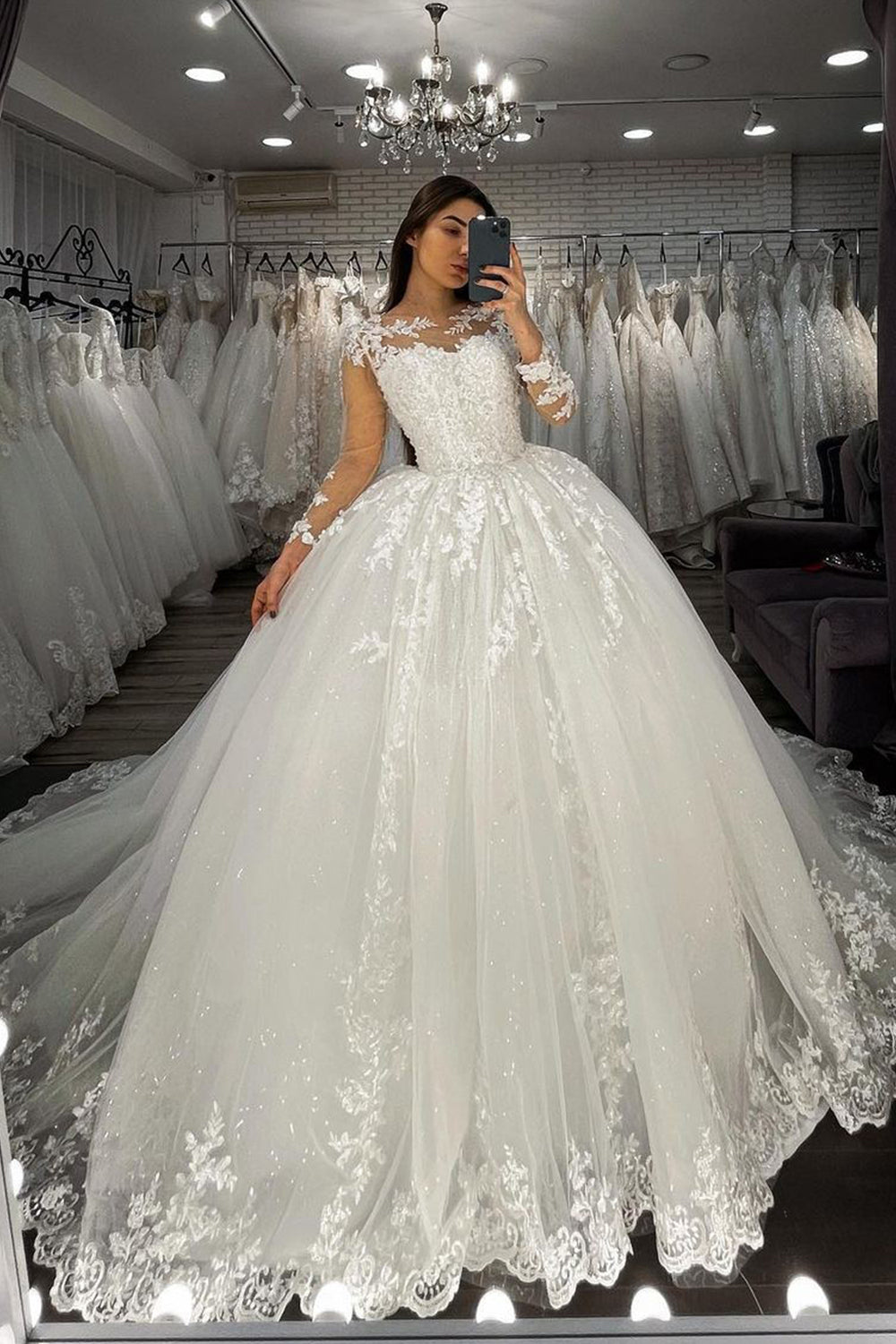 Robe de mariée longue en tulle avec appliques en dentelle, décolleté cœur et manches