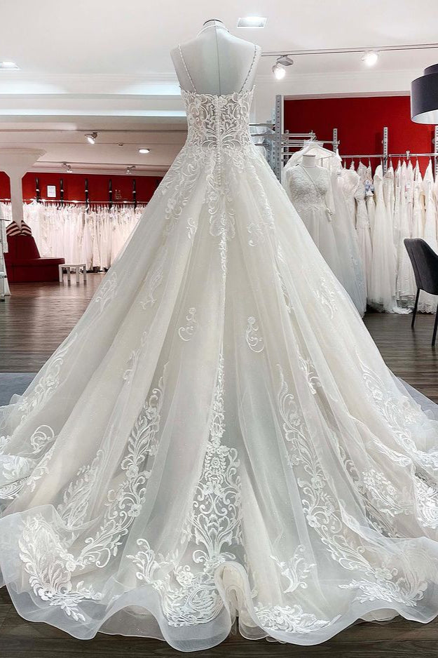 Langes Ballkleid mit V-Ausschnitt und Spaghettiträgern aus Tüll und Spitze