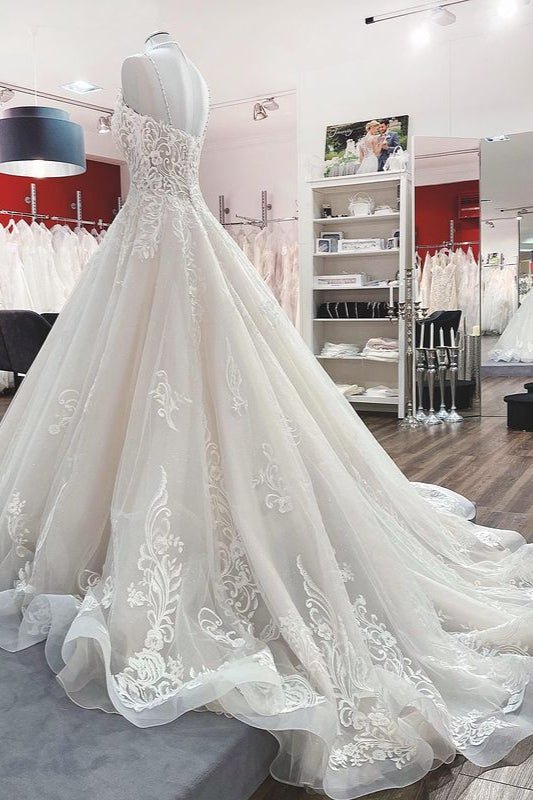 Langes Ballkleid mit V-Ausschnitt und Spaghettiträgern aus Tüll und Spitze