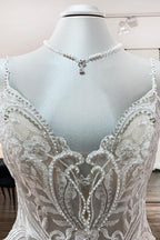 Langes Ballkleid mit V-Ausschnitt und Spaghettiträgern aus Tüll und Spitze