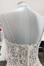 Langes Ballkleid mit V-Ausschnitt und Spaghettiträgern aus Tüll und Spitze